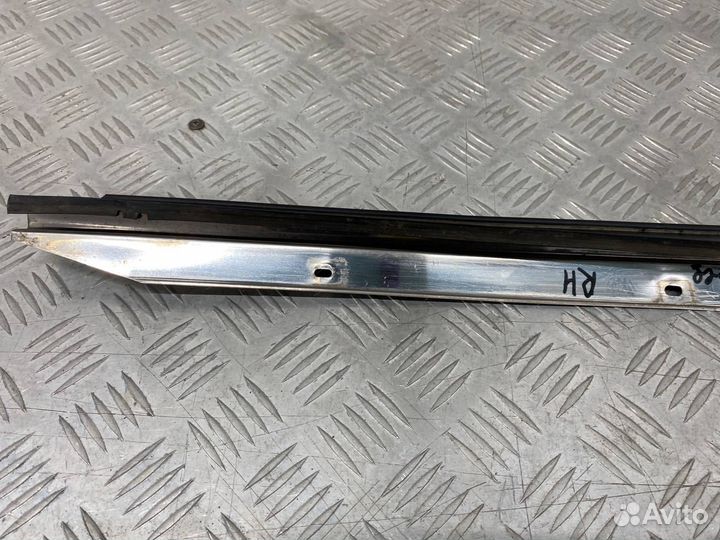 Б/У накладка лобового стекла (молдинг) передний