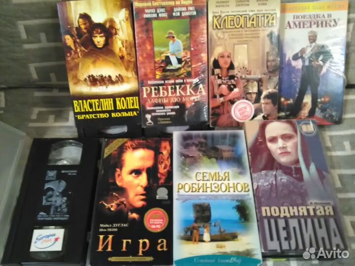 Видеокассеты много