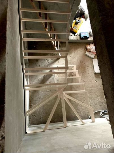 Облицовка лестничного металлокаркаса деревом