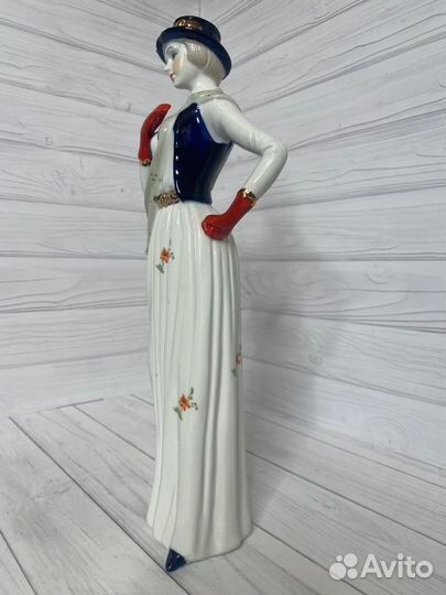 Фигурка фарфоровая Дама