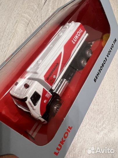 Модель бензовоз lukoil 1:72