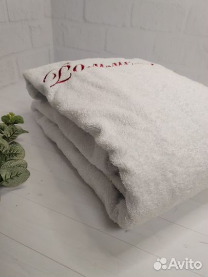 Махровый халат с бордовой вышивкой