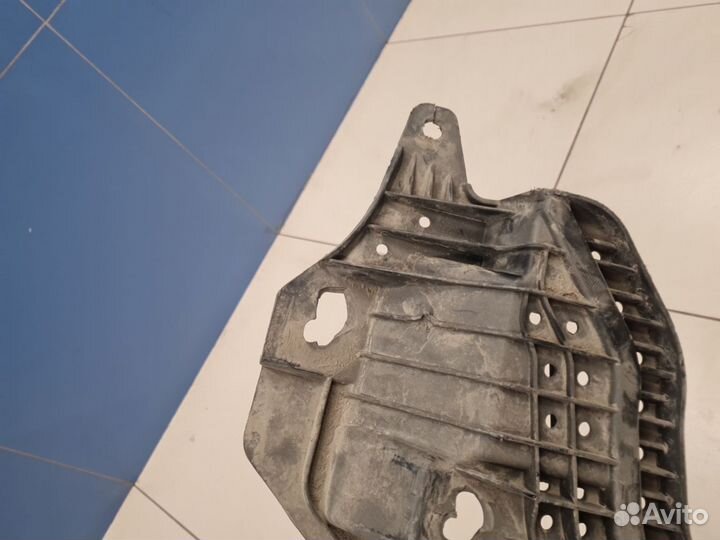 Пыльник двигателя центральный Toyota Corolla E18 2