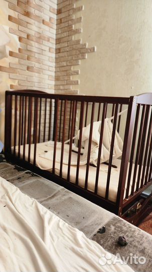 Детская кроватка с маятником и ящиком