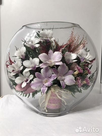 Живые цветы в вазе