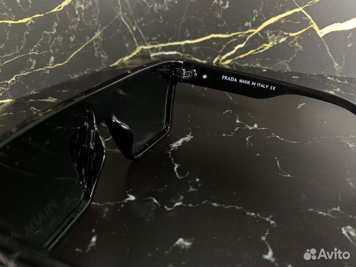 Солнцезащитные очки Prada черные глянцевые