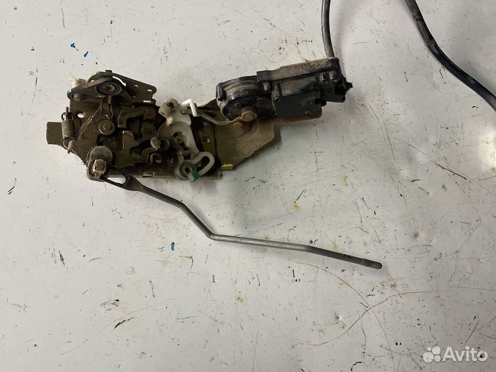 Замок водительской двери mazda demio dw5w