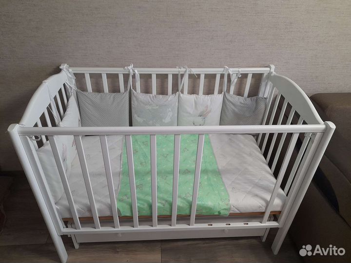 Детская кроватка с маятником и ящиком