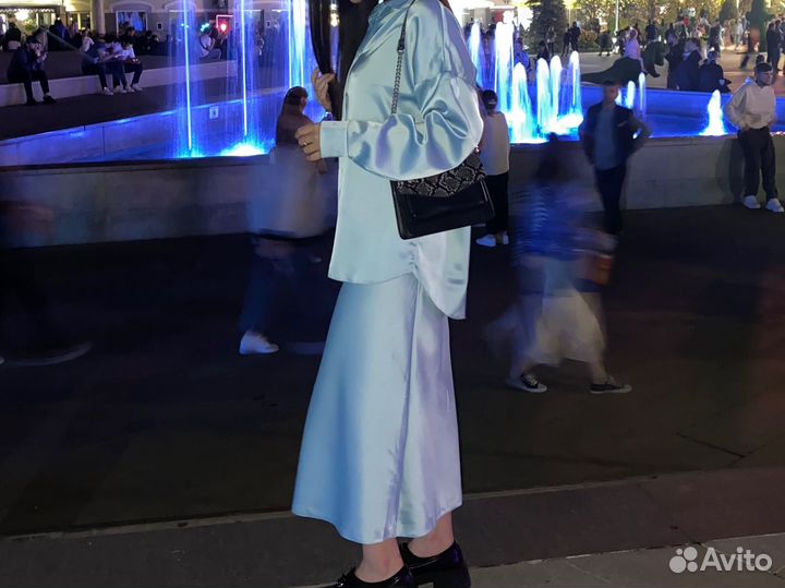 Атласный костюм