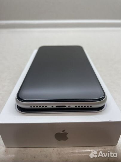 Телефон iPhone XR