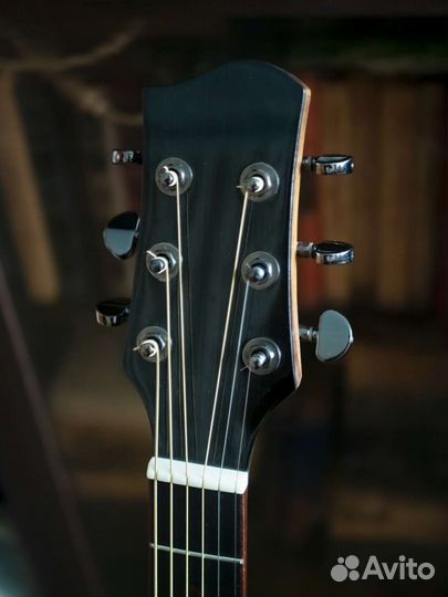 Полномассивная гитара из Красного Дерева