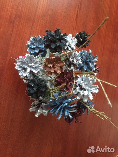 Необычный букет из шишек