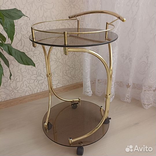 Хороший журнальный столик на колесах