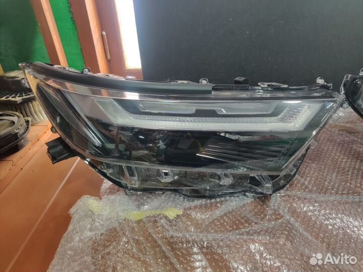 Фары Левая - Правая Toyota RAV4 2022 Оригинал