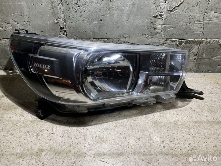 Фара Toyota Hilux