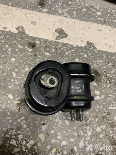 Подушки двигателя Toyota Crown / Lexus IS 4WD