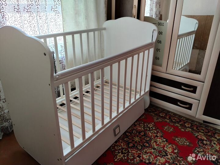 Детская кроватка с маятником и ящиком