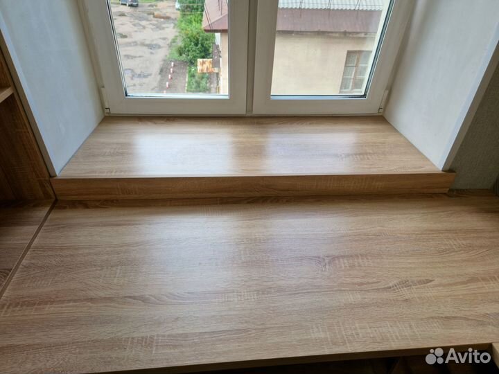 Рабочая зона у окна со шкафом