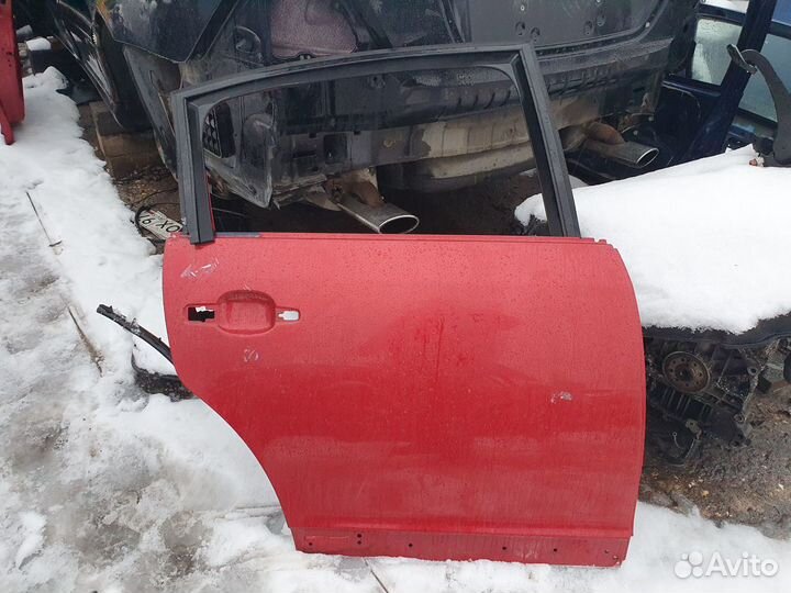 Дверь задняя правая Citroen C4 красная хетчбек с4