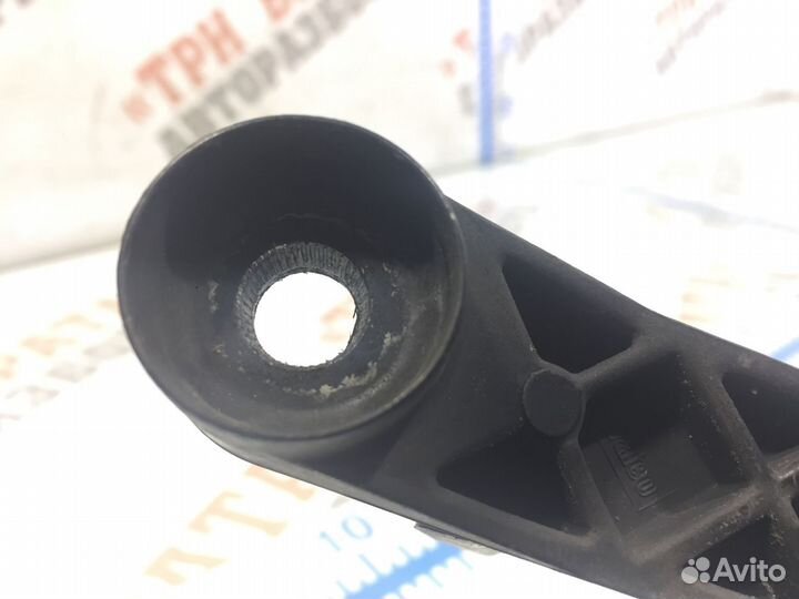 Тойота Камри Держатель дворника правый Прав
