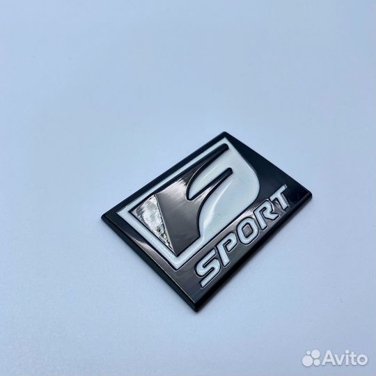 Эмблема Lexus F-Sport Короткая с надписью Белая