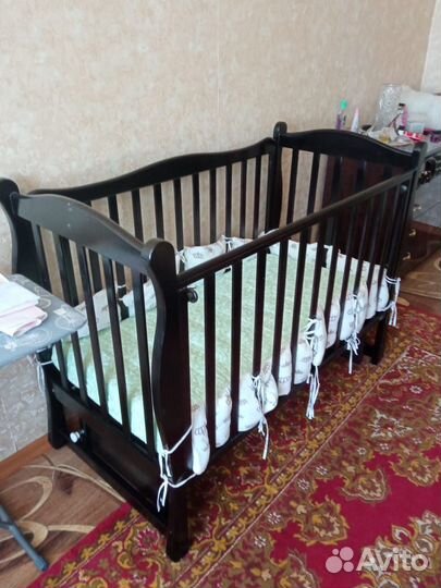 Детская кроватка с маятником