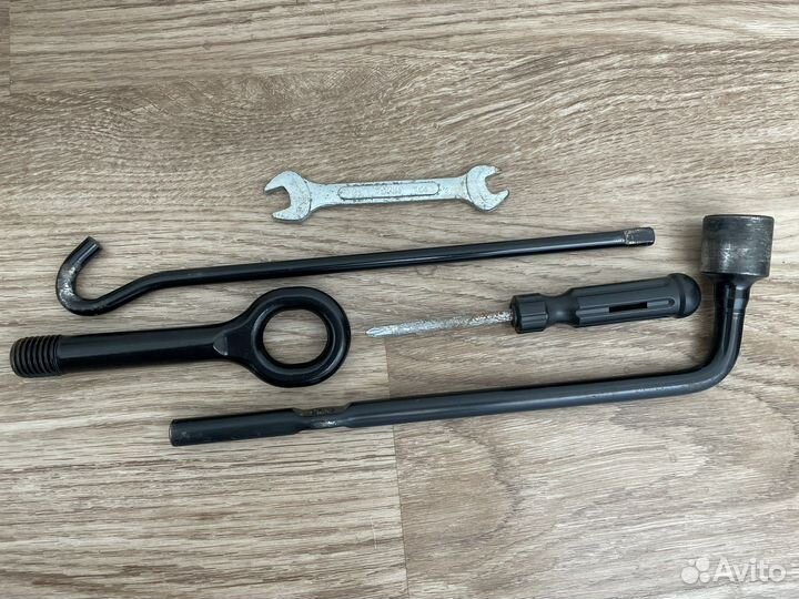 Домкрат. Штатный набор инструментов Kia Rio