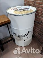 Металлические бочки черная и белая