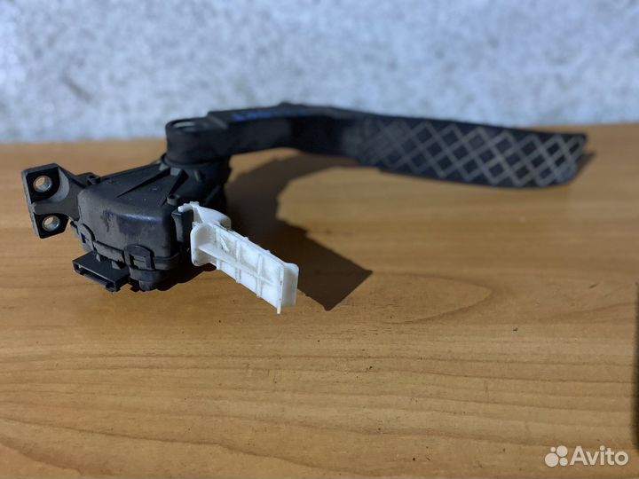 Педаль газа Volkswagen Touareg 1