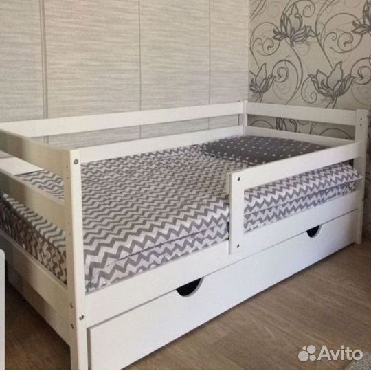 Кроватка из натурального дерева детская с бортиком