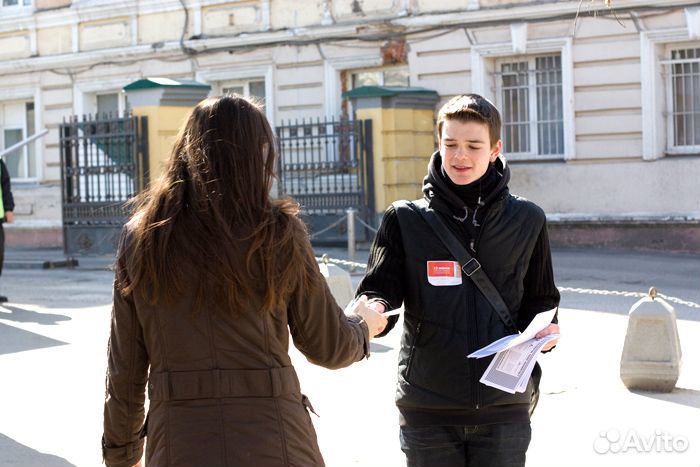 Промоутер, раздача листовок, есть громкоговоритель
