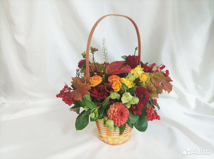 Корзина с цветами осенняя Георгины