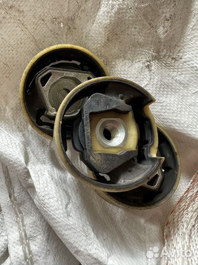 Сайлентблоки подрамника VAG