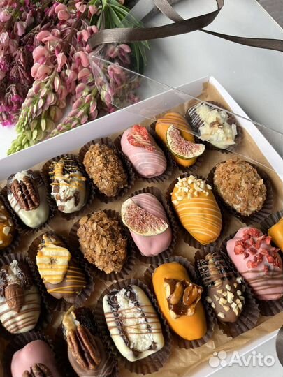 Финики набором с орехами в начинке