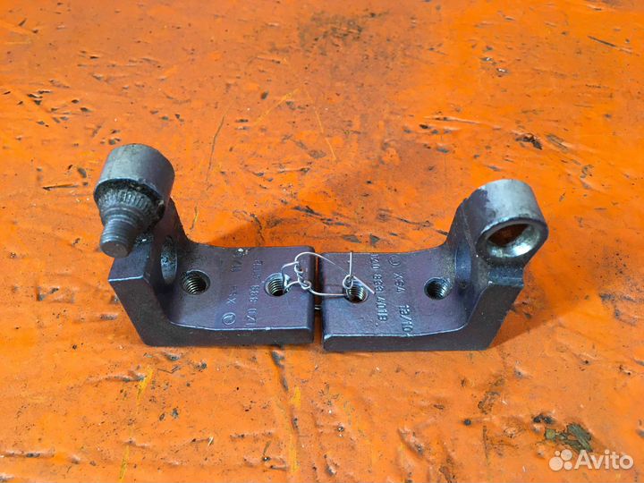 Петля двери Skoda Octavia