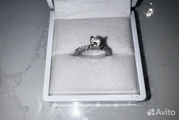 Кольцо с бриллиантом