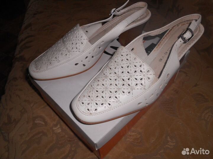 Белые босоножки