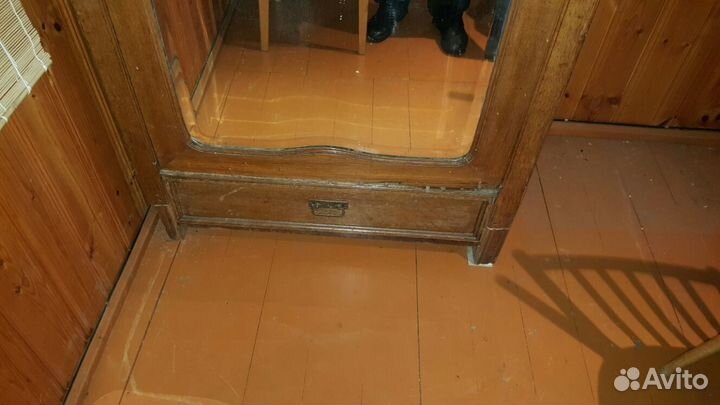 Шкаф антикварный с зеркалом цельное дерево