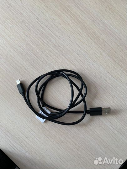 Продаюь 2 провода, лайтинг-usb и 1 тайпси-лайт
