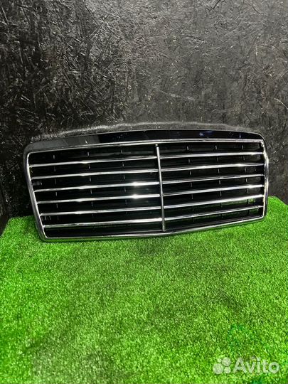 Решетка радиатора передняя Mercedes-Benz E-Class