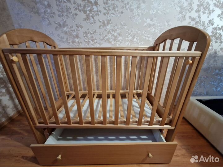 Детская кроватка с поперечным маятником