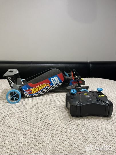 Машина на пульте управления, ездит и летает