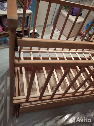 Детская кроватка с маятником