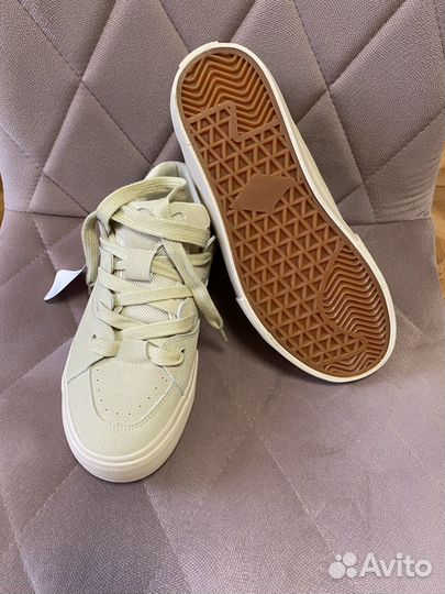 Кроссовки женские 39