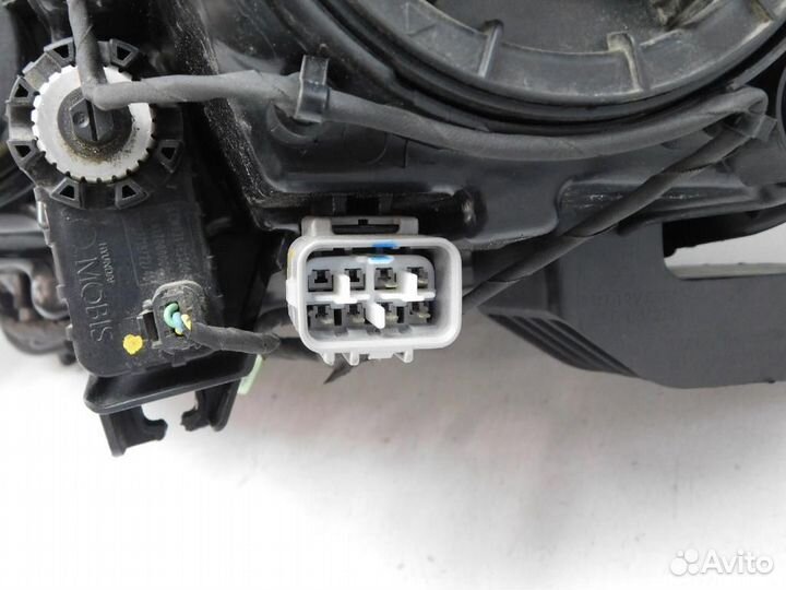 Фара правая Mitsubishi Outlander