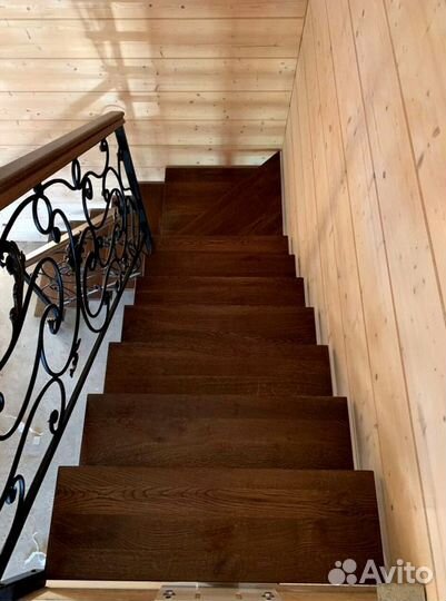 Лестница на металлокаркасе закрытого типа