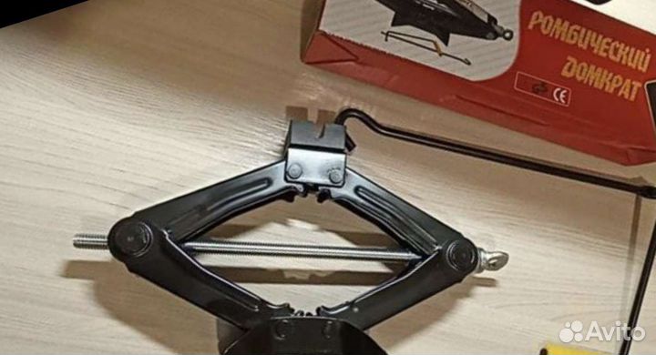 Домкрат ромбический автомобильный 1,2 т