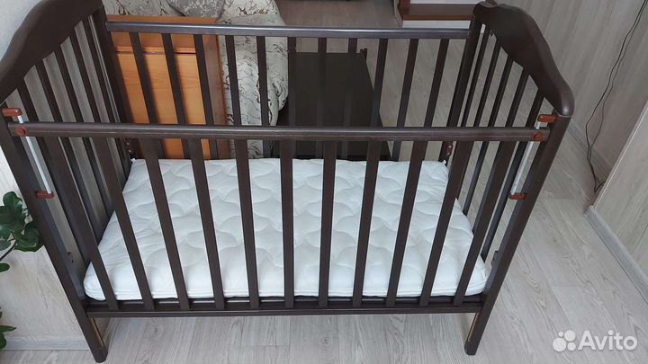 Детская кроватка с маятником и ящиком