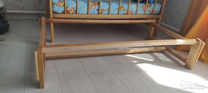 Детская кроватка с маятником