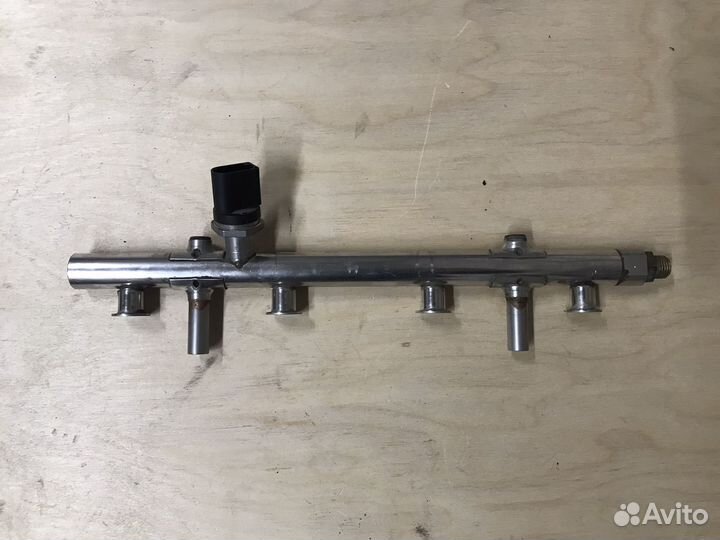 Топливная рампа 06K133317G Passat B8